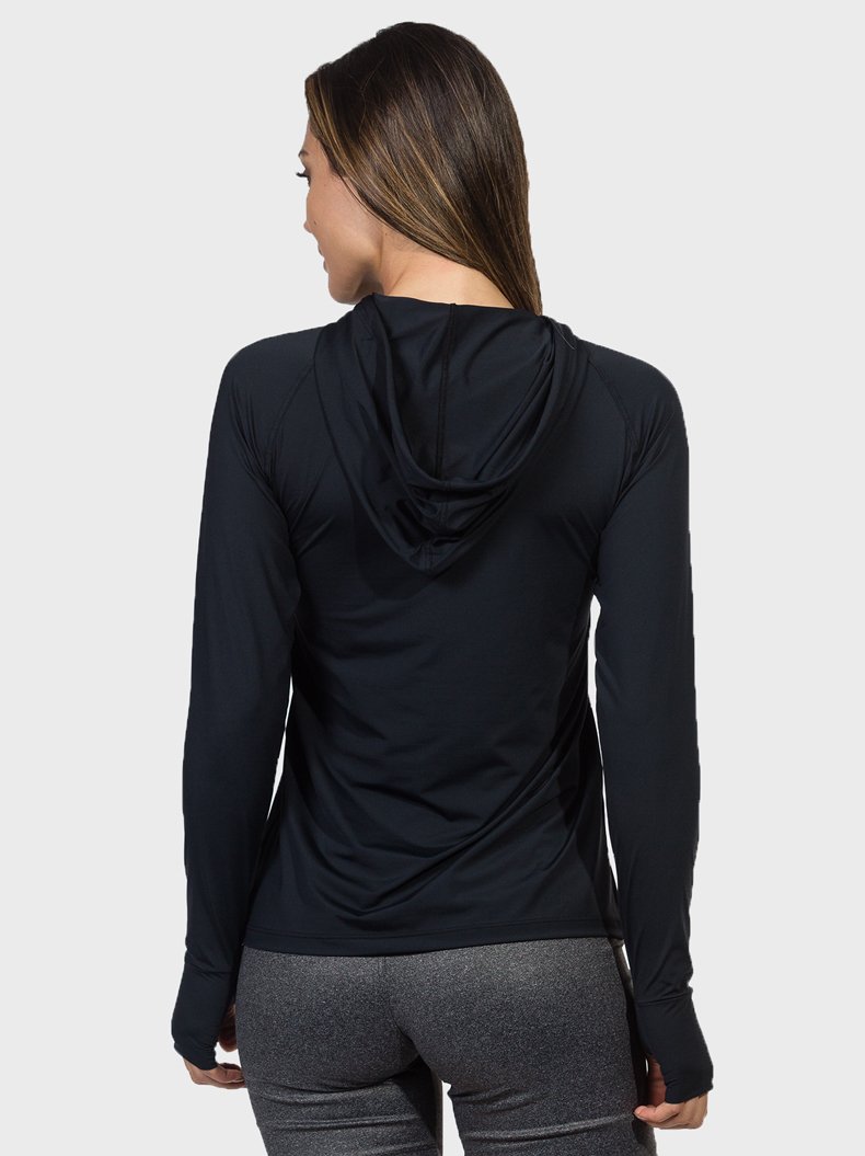 camisa feminina com protecao solar capuz e encaixe para o dedo extreme uv preta costas c