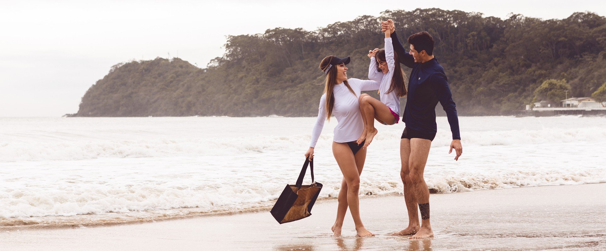 Crian&ccedil;as na praia com camiseta UV