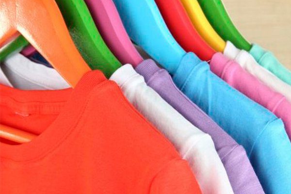 Como secar e guardar roupas UV no cabide