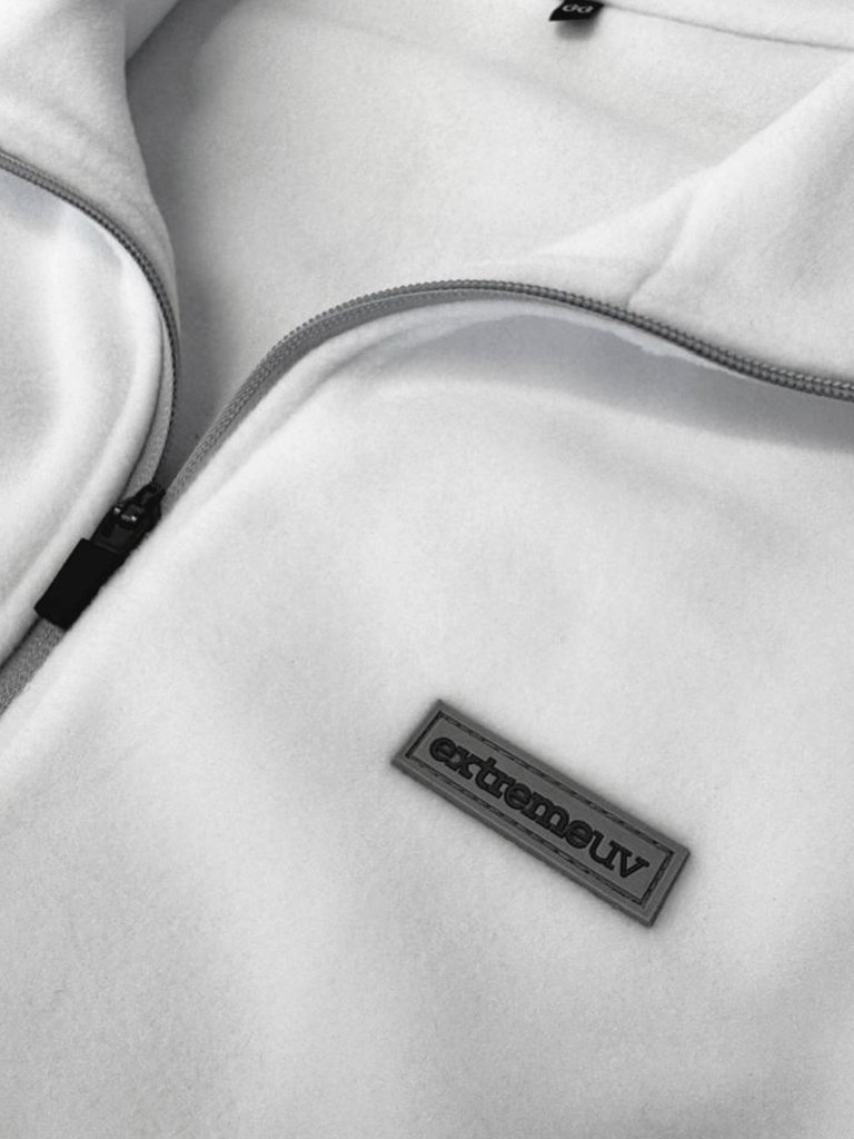 casaco feminino fleece costas braco detalhe logo